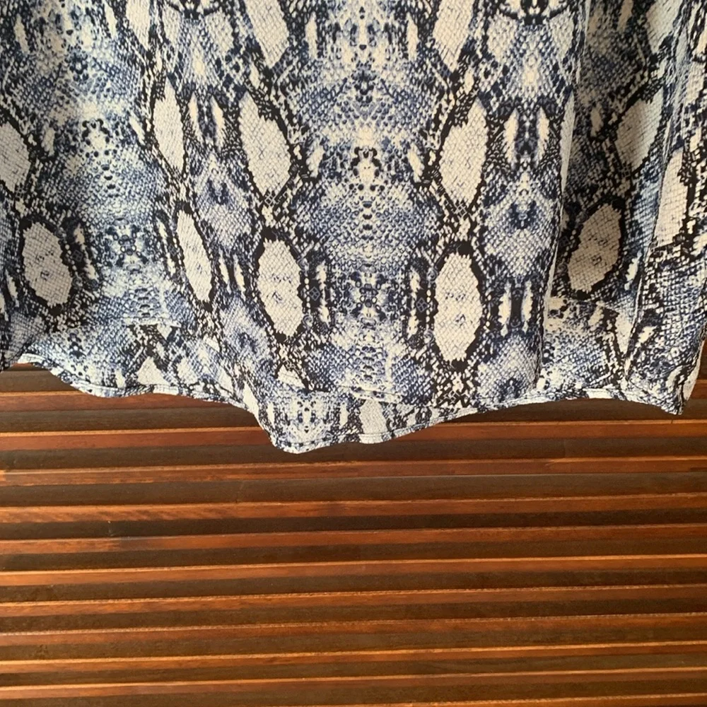 Code Bleu top - Picture 3 of 7